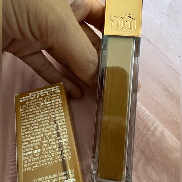 60CG - Urban Decay stay naked weightless liquid foundation - Picture 2 of 5